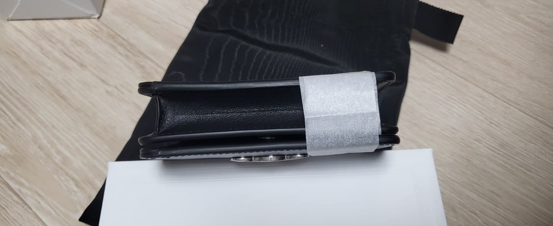 셀린느 샤이니 카프스킨 트리옹프 컴팩트 월렛 실버 블랙 상품이미지4