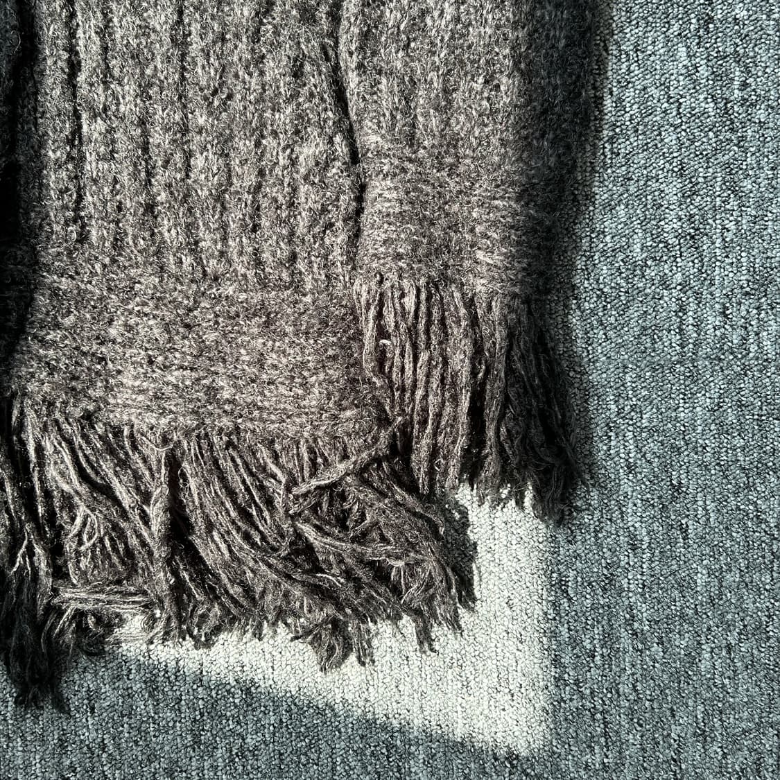 더오픈프로덕트 차콜 프린지 디테일 가디건 상품이미지3