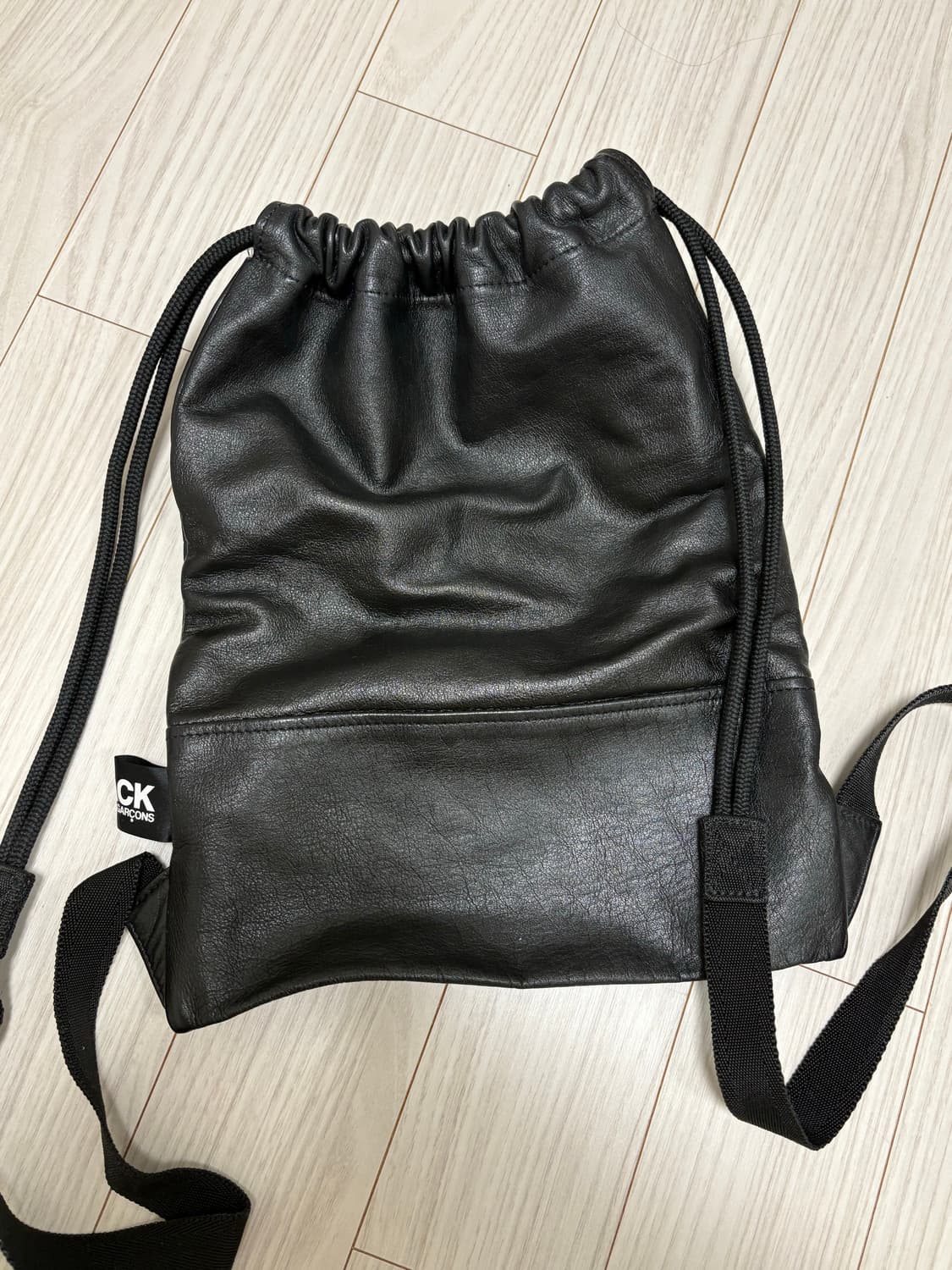 꼼데가르송 블랙 가죽 드로스트링 백팩 상품이미지1