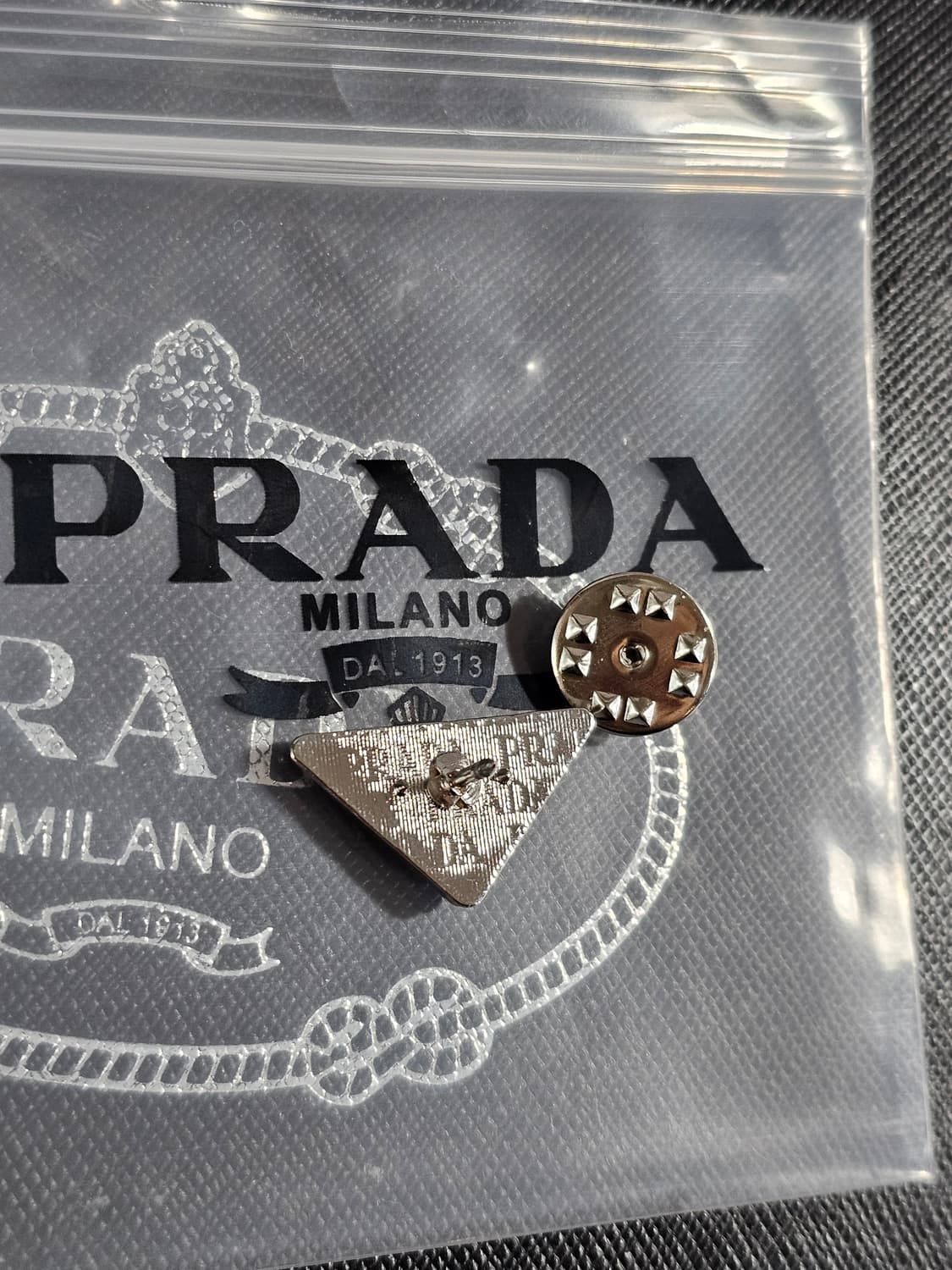빈티지 프라다 유광 블랙 브로치 침형 상품이미지6