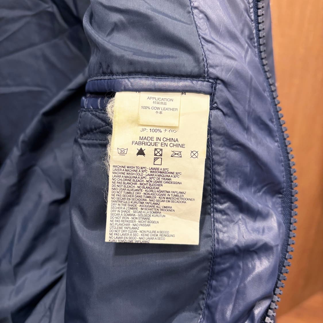 디젤 하이넥 나일론 퀄팅 패딩 점퍼 니트 시보리 로고 패치 디테일 블루 상품이미지10