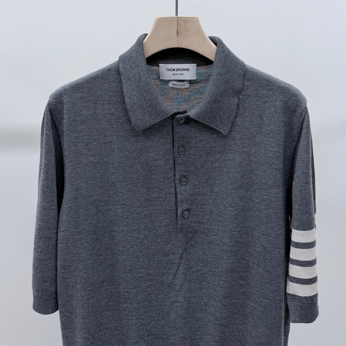 [S+급/3] 톰브라운 사선완장 메리노 울 반팔 카라티 그레이 상품이미지3