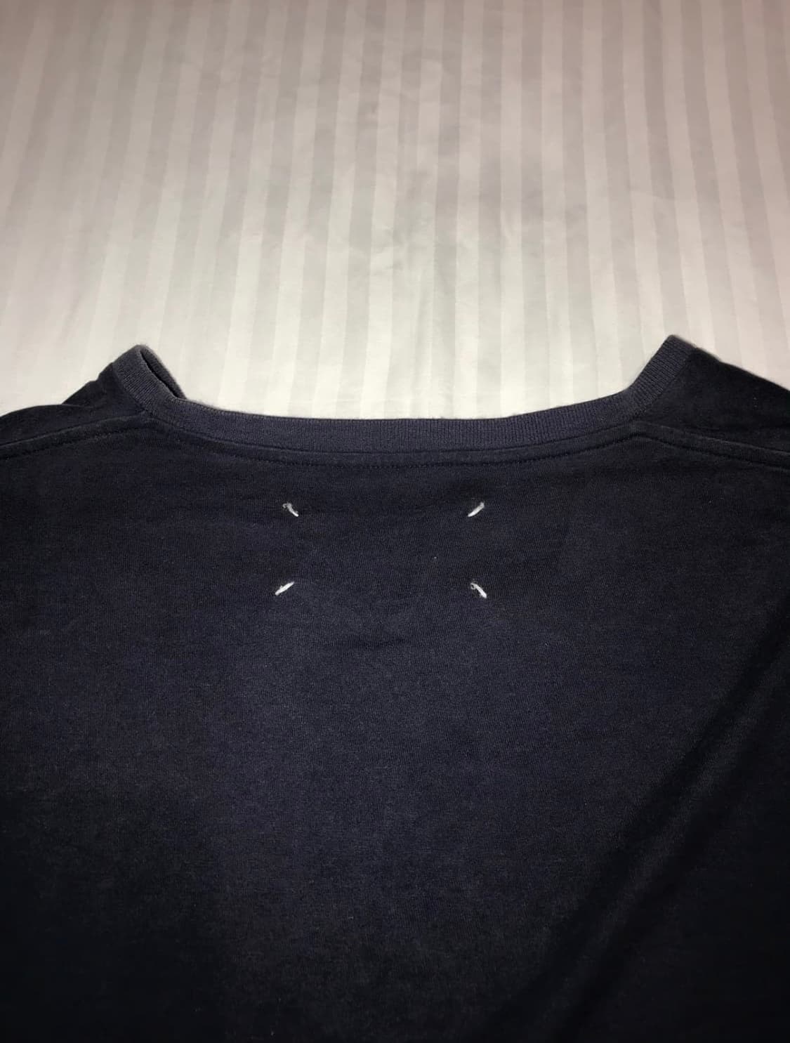 메종 마르지엘라 V넥 티셔츠 네이비 상품이미지5