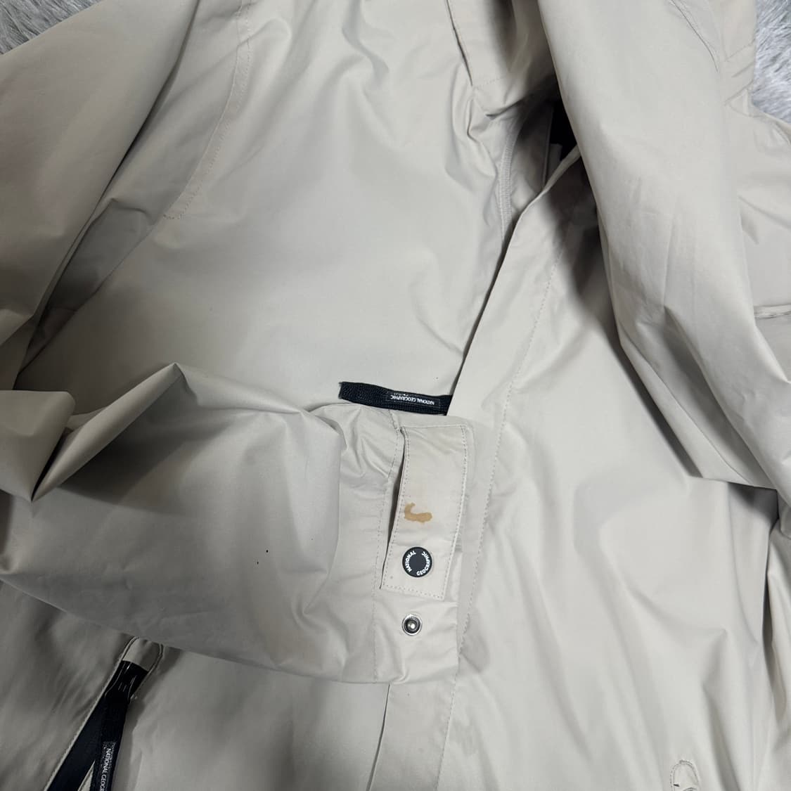 내셔널지오그래픽  경량 바람막이 L사이즈  상품이미지4