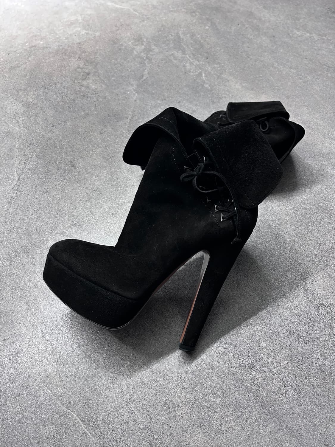 Alaia 스웨이드 (염소 가죽) 레이스업 펌프스 상품이미지1