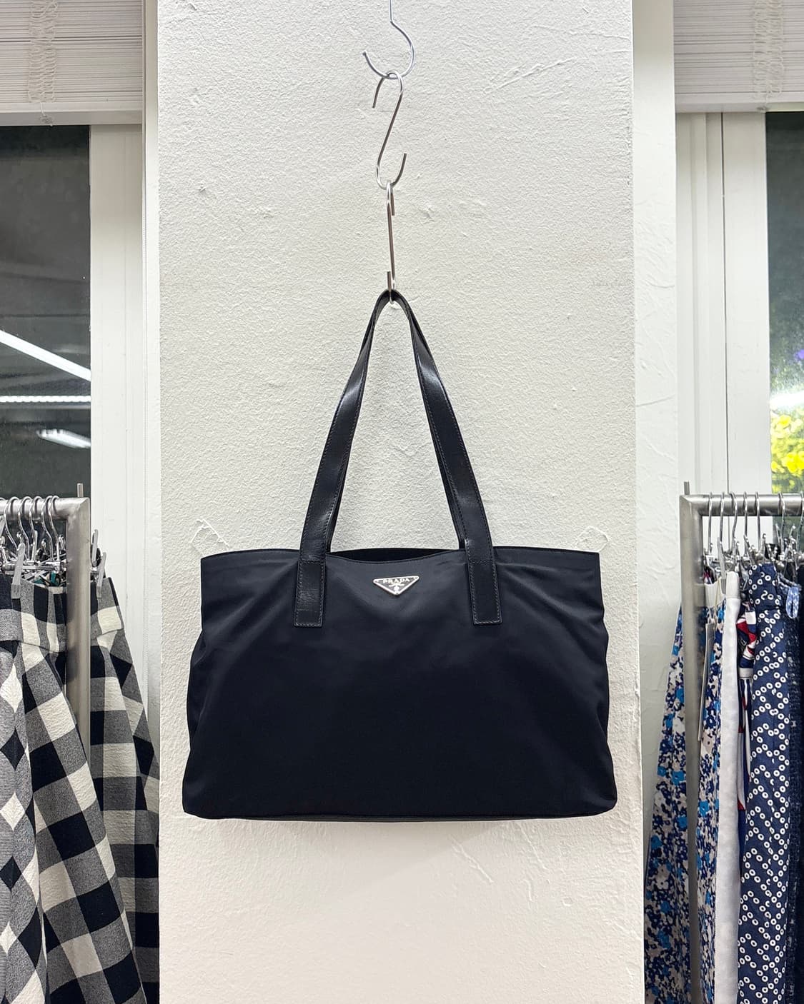 프라다 블랙 테수토 트라이앵글 숄더백 상품이미지2