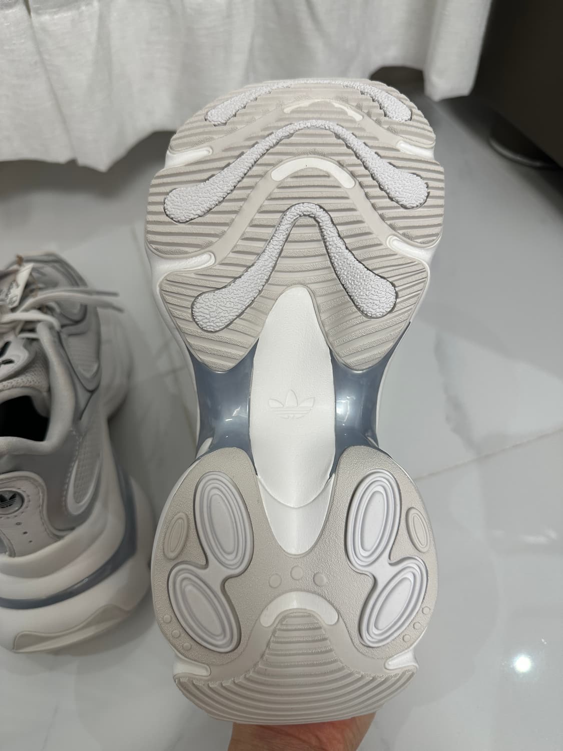 (새제품) 아디다스 오즈베누즈 Ozvenuz 실버 메탈릭 235 상품이미지3