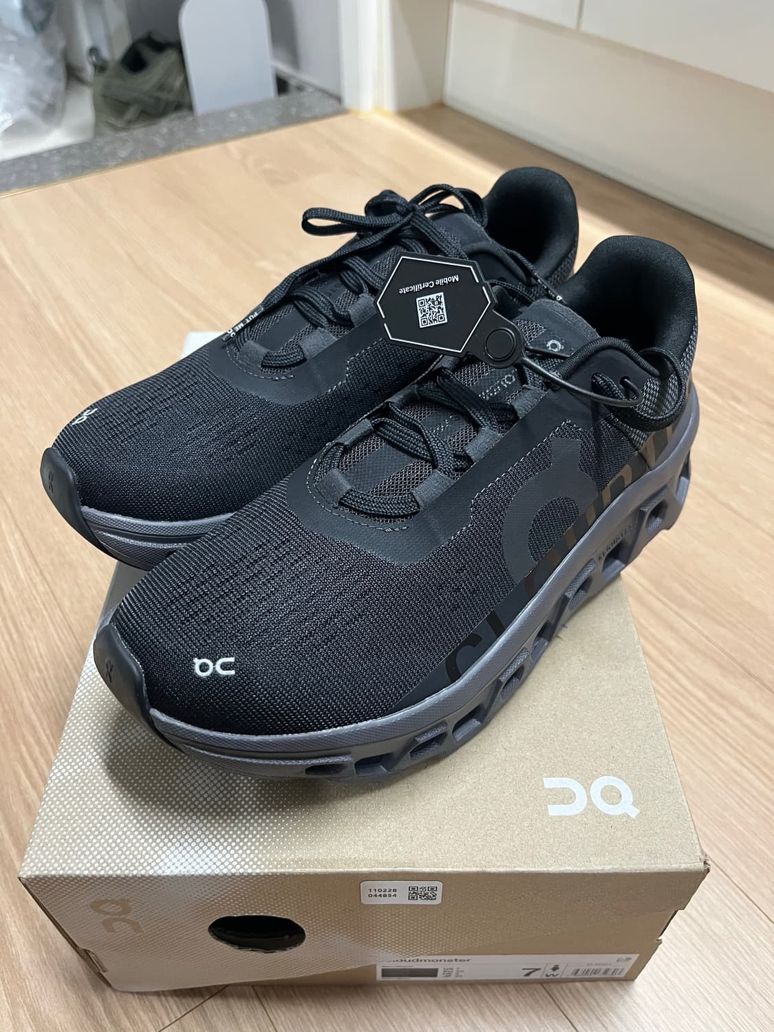 온러닝 클라우드몬스터 블랙마그넷 240 상품이미지1