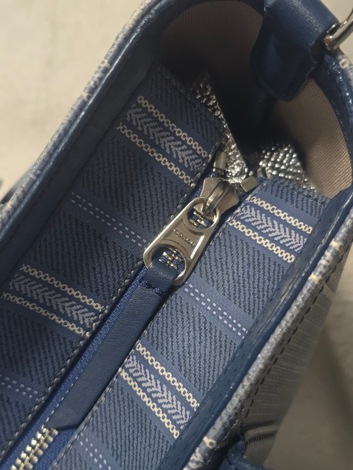 코치 스트라이프 PVC 레더 토트백  상품이미지4