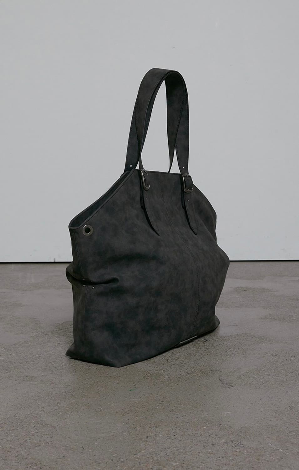 보헤미안서울 벨티드 셔링 레더 숄더백 [차콜 브라운] 상품이미지3