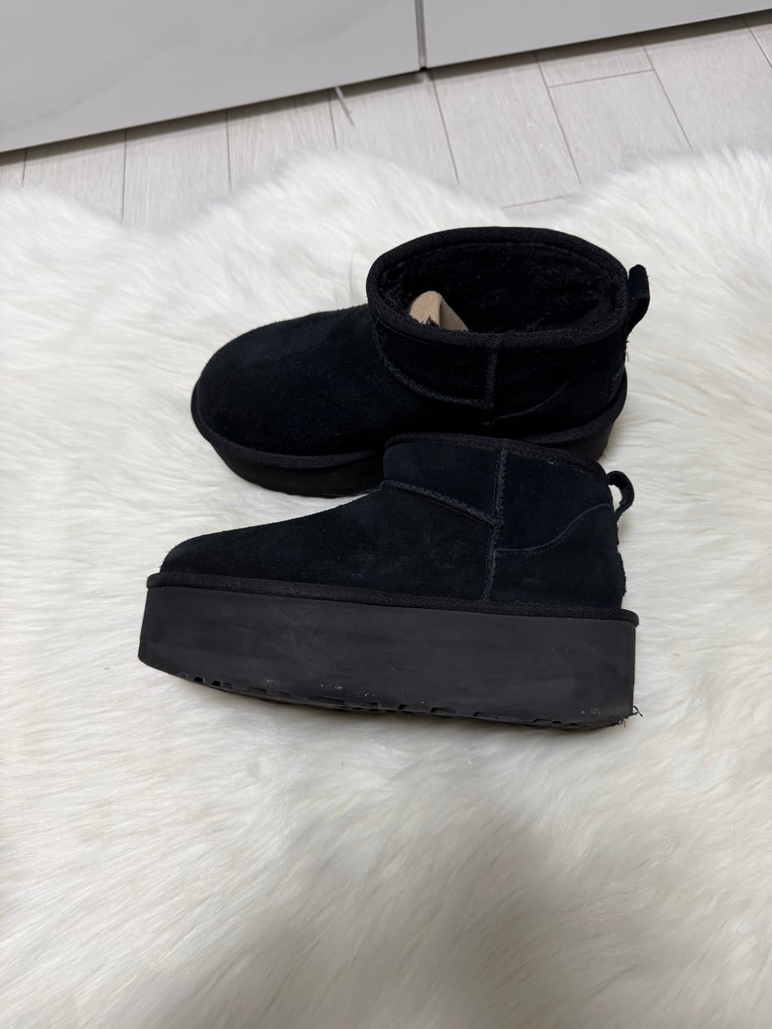 Ugg 스웨이드 레더 미니 플랫폼 블랙6사이즈  상품이미지2