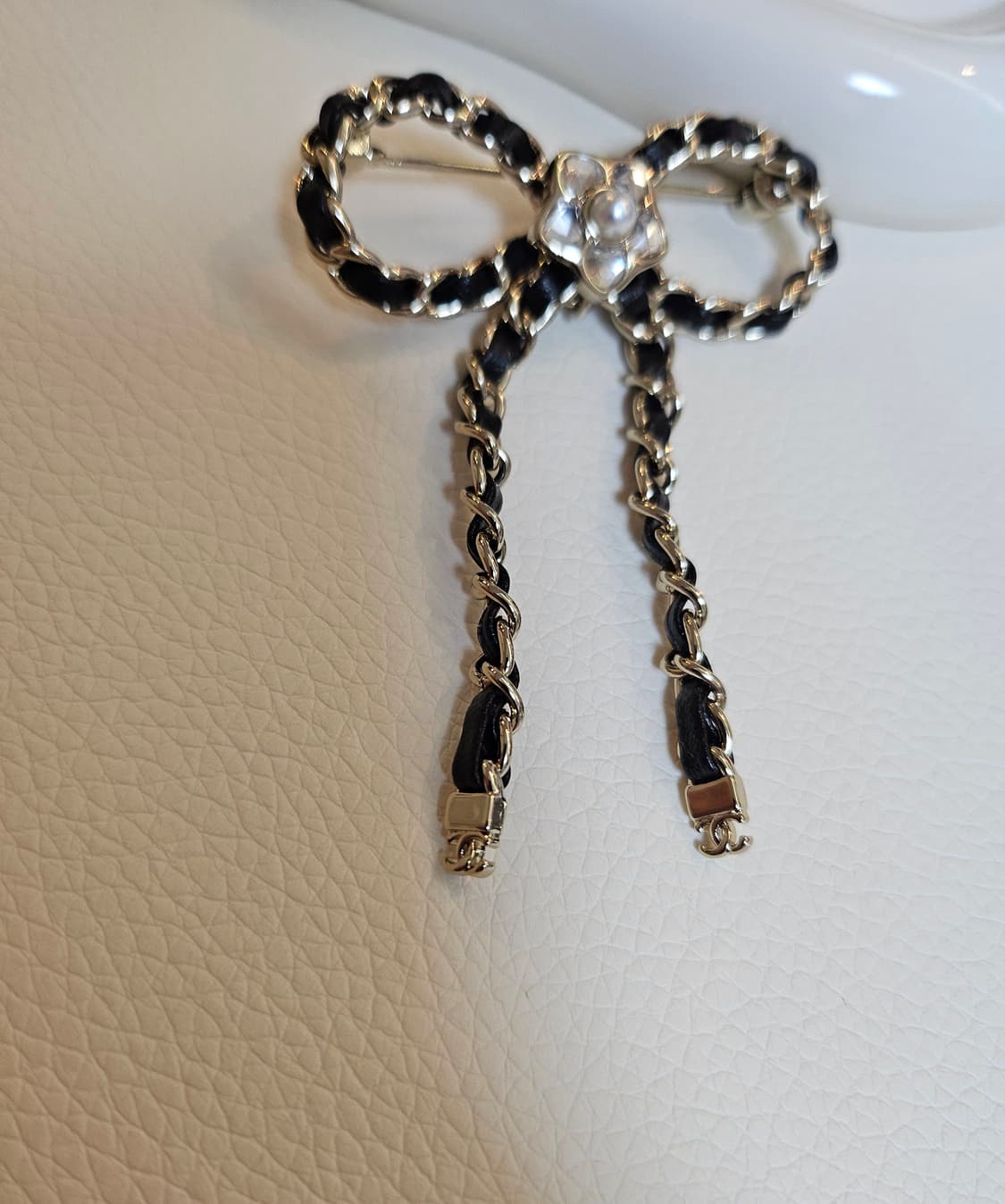 샤넬 CC 블랙 가죽 리본 브로치 업사이클링 상품이미지6