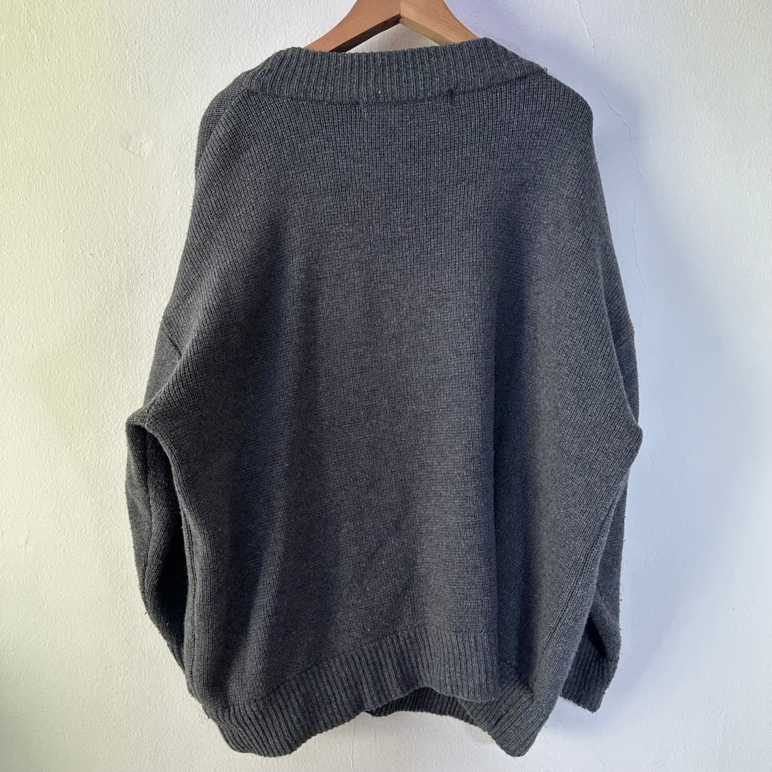 OS 꼼파뇨 진그레이 루즈오버핏 헤비울 브이넥가디건 상품이미지4