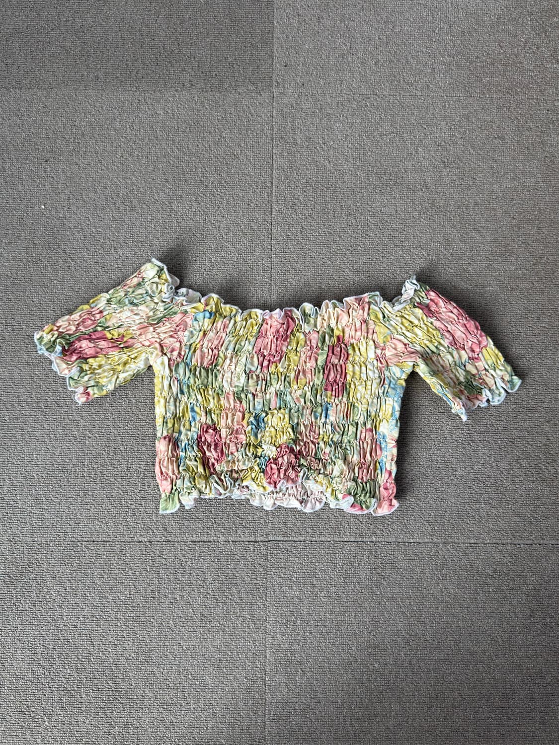 플라워 패턴 오프숄더 스모크 셔링 크롭탑 상품이미지3