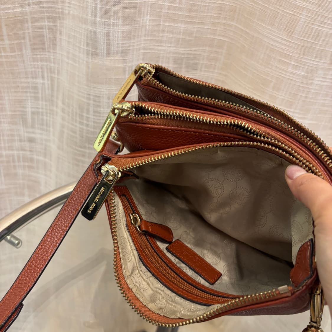 정품 마이클코어스 레더 크로스백     상품이미지9