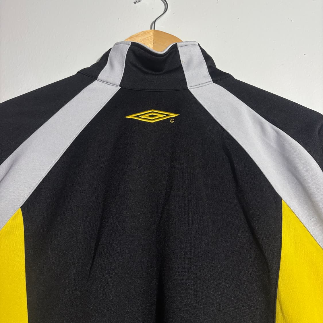 엄브로 블랙 옐로우 배색 트랙 집업 자켓 상품이미지7
