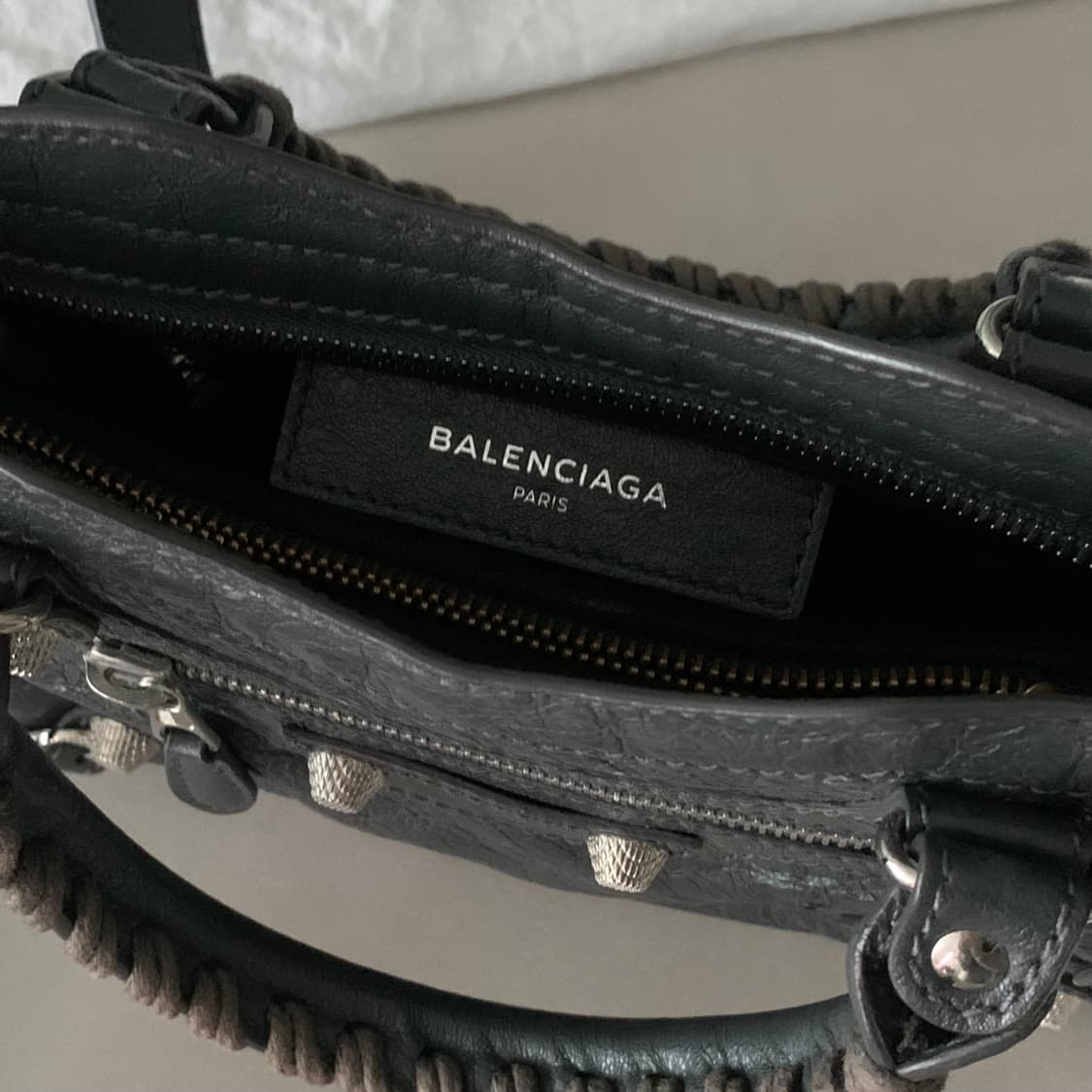 발렌시아가 르시티 모터백 미니 차콜 그레이 상품이미지7