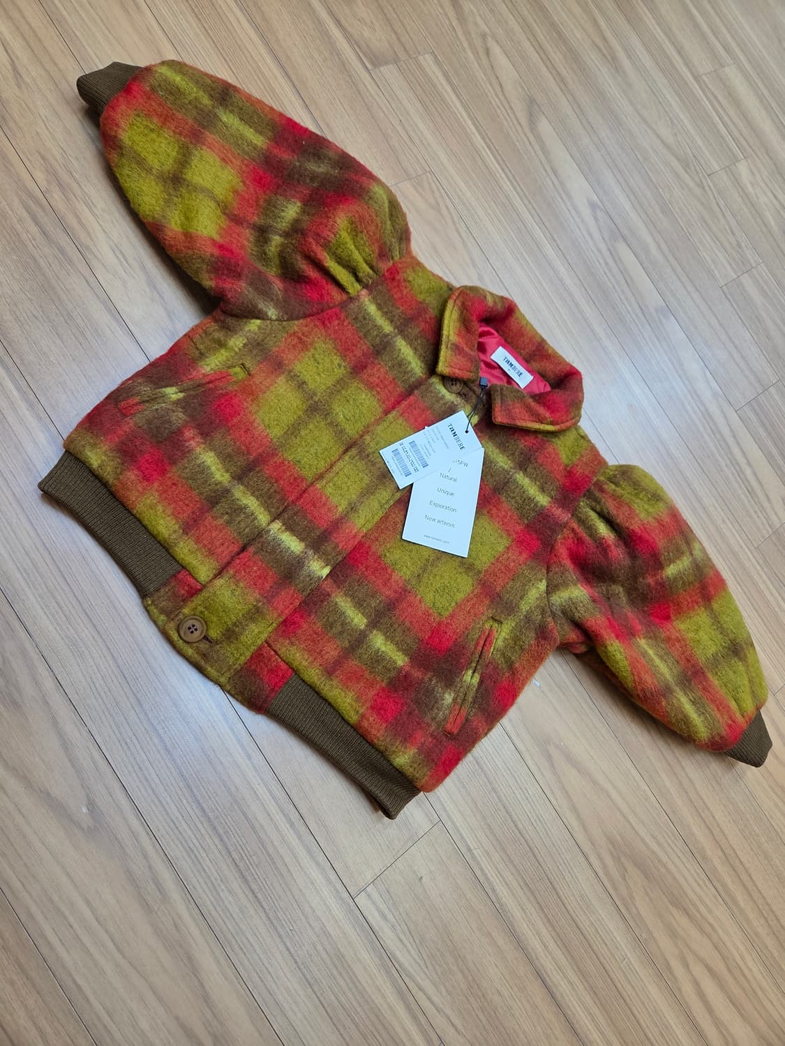 탐베레 클레오 자켓 4T 사이즈입니다
- 아크릴, 폴리에스터, 울 혼방  상품이미지1