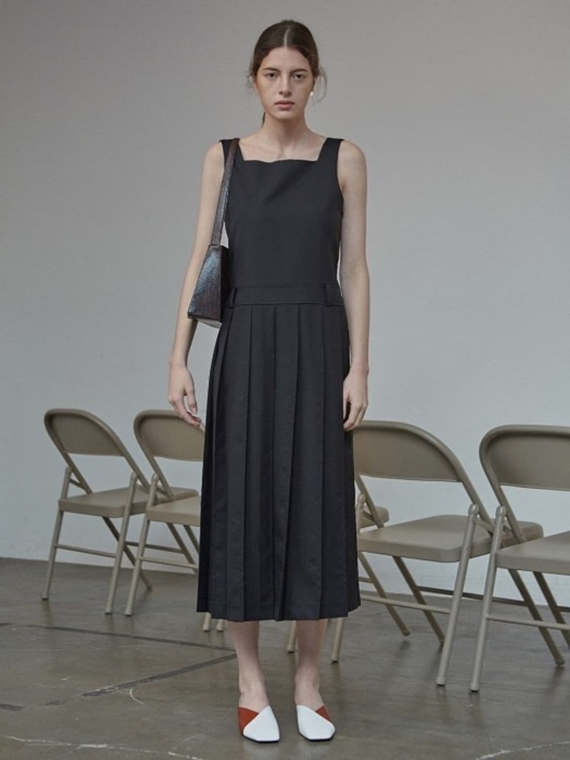 (S) 로우클래식 19SS STITCH PLEATED DRESS 블랙 상품이미지1