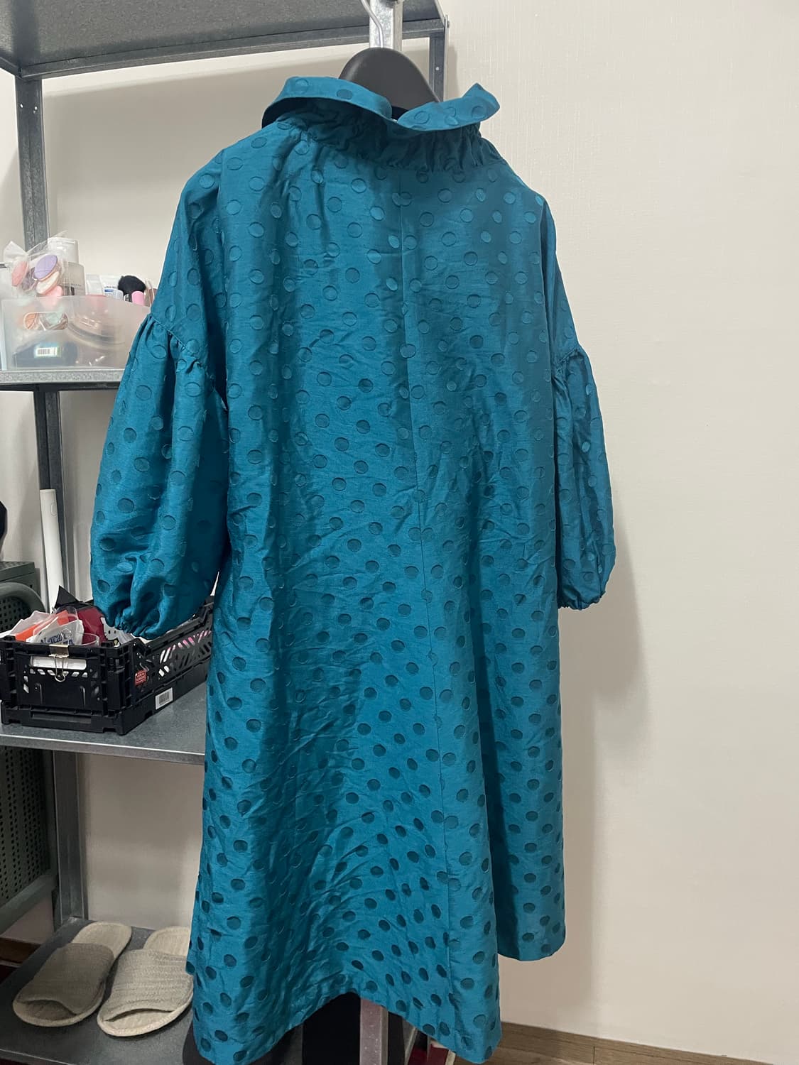 글로시 도트 넥프릴 원피스 상품이미지4