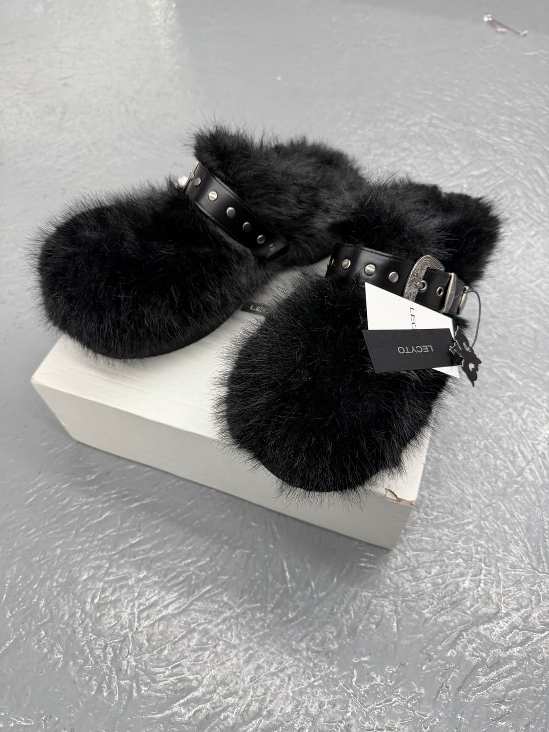 (새상품) 레씨토 버클 퍼 클로그 black 상품이미지2