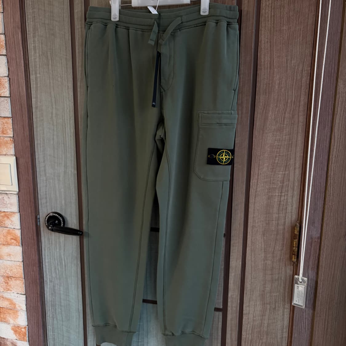 새상품(L)스톤아일랜드 와펜 패치 카고 트레이닝 팬츠 카키 상품이미지2