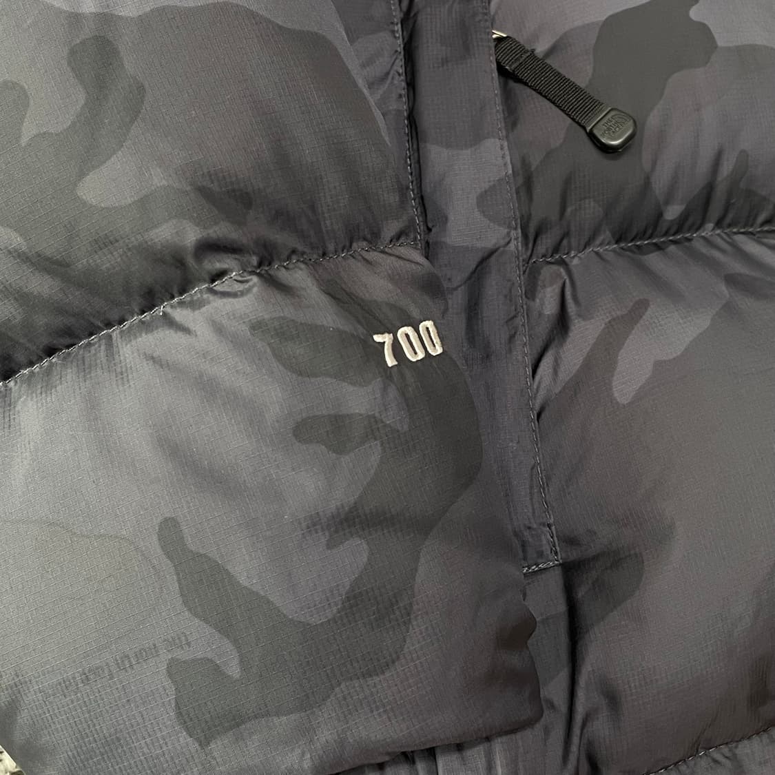 [100] 노스페이스 센터로고 700 눕시 카모 무광 패딩 상품이미지4
