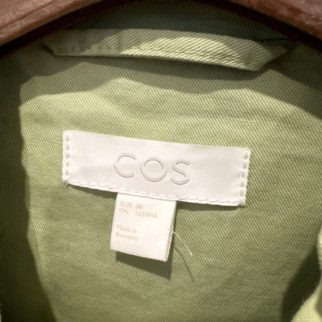 코스 카라넥 트렌치코트 레글런 히든버튼 투포켓 디테일 연그린 상품이미지6