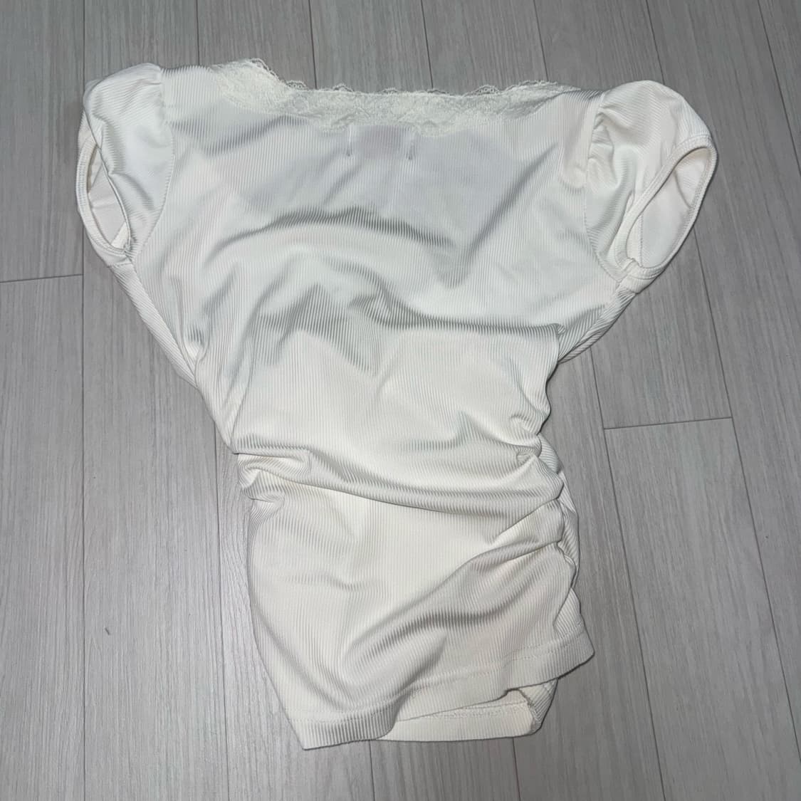 스컬프터 레이스 탑 브이넥 화이트 슬림핏 상품이미지4
