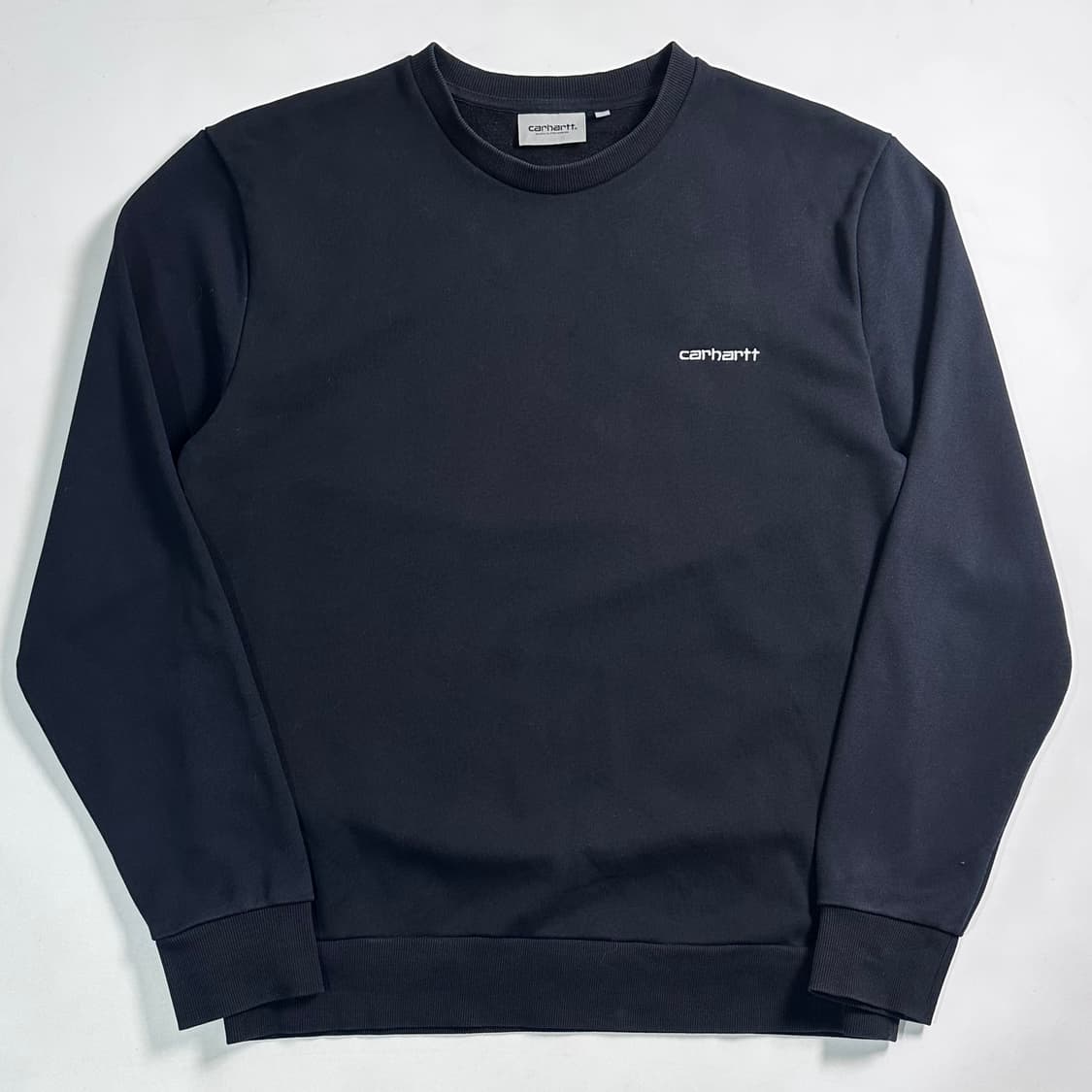 칼하트 스몰로고 블랙 맨투맨 상품이미지1