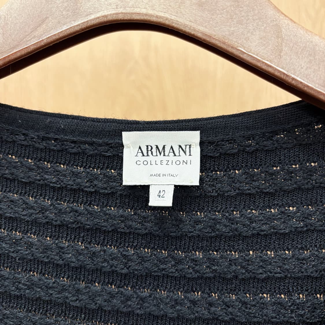 아르마니 꼴레지오니 브이넥 긴팔 집업 니트 웨이브 텍스처 디테일 블랙 상품이미지6