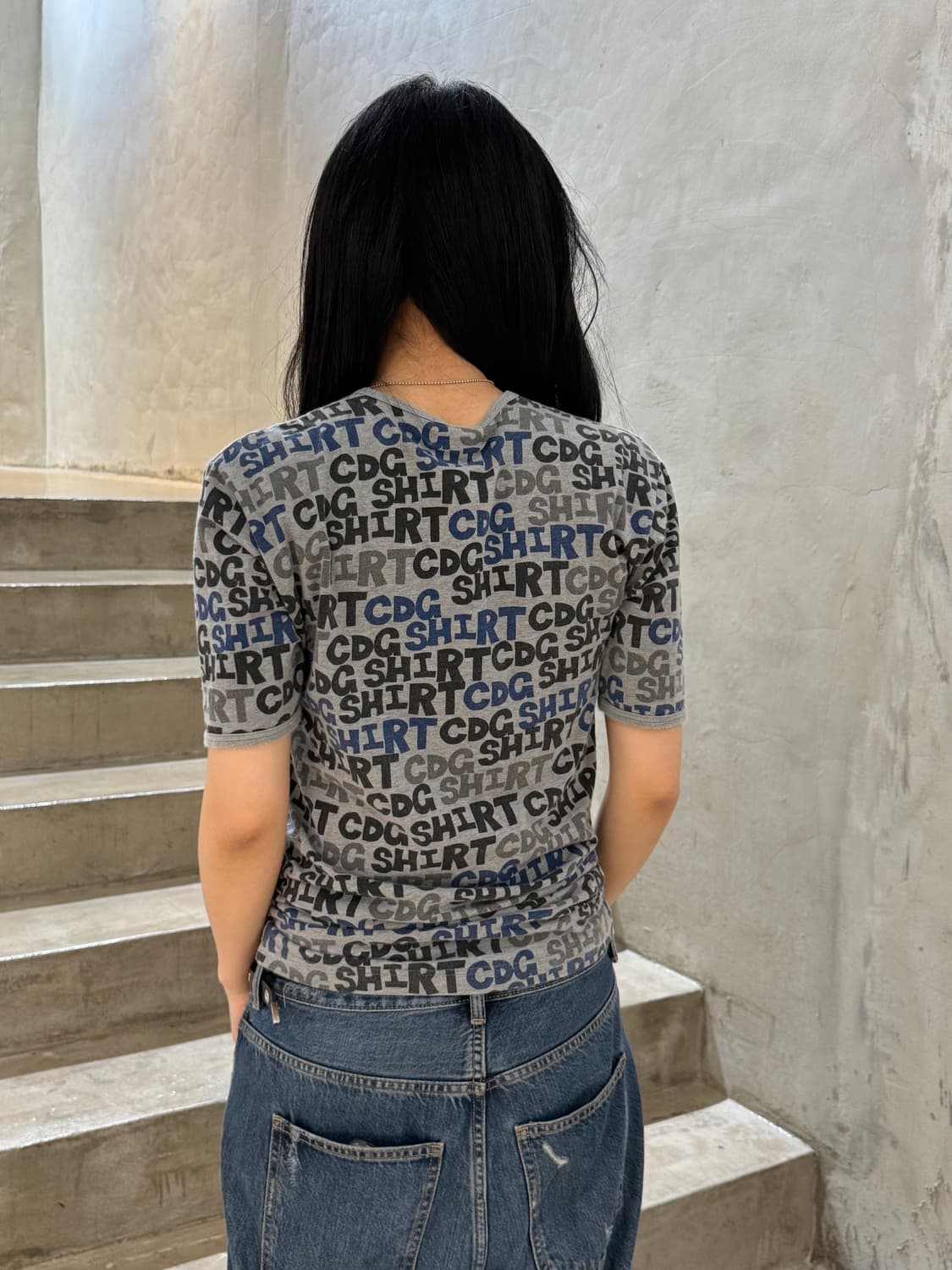 꼼데가르송 셔츠 로고 올오버 프린트 티셔츠 상품이미지2