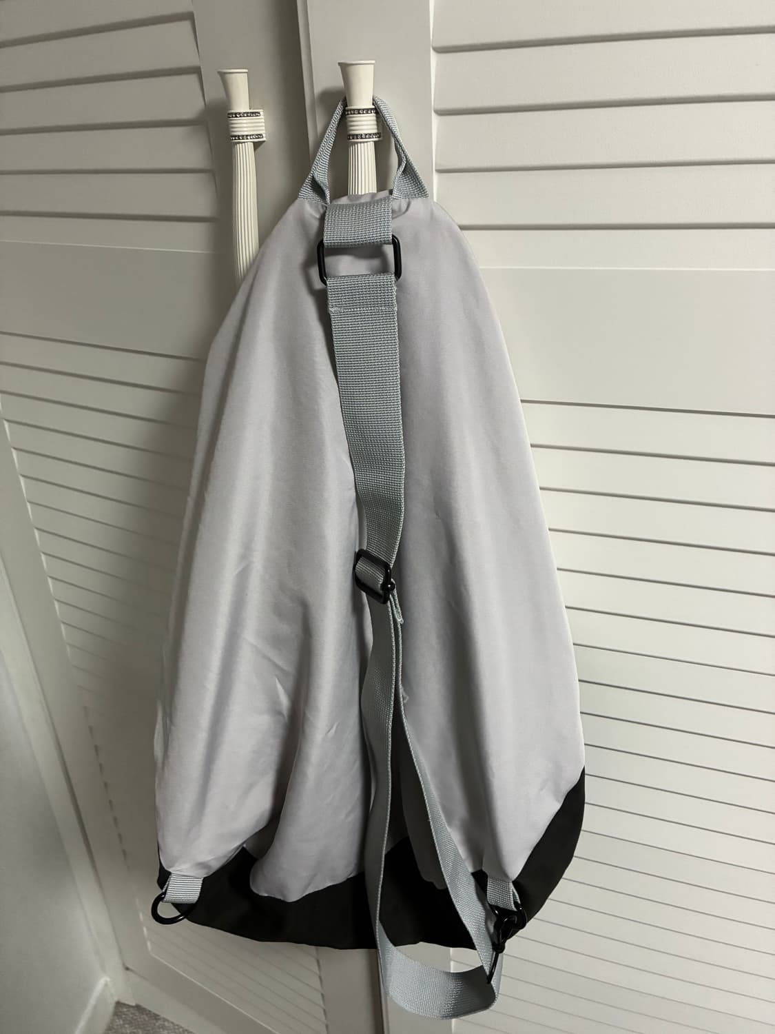 디퍼런트이즈오케이 트래킹 슬링백 가방 화이트 상품이미지4