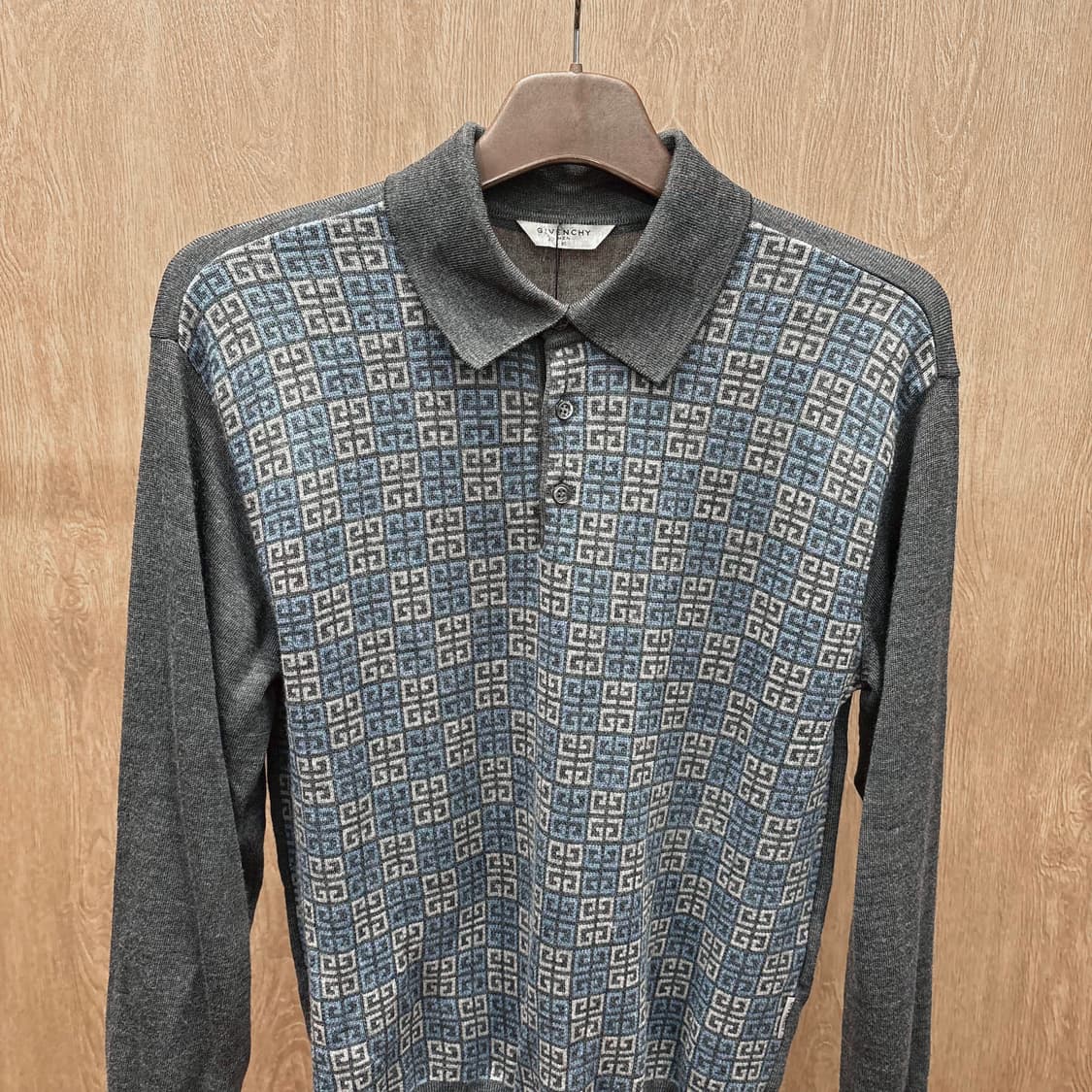 지방시 긴팔 카라 니트 로고 배색 하단 탭 디테일 레귤러핏 차콜 그레이 상품이미지4