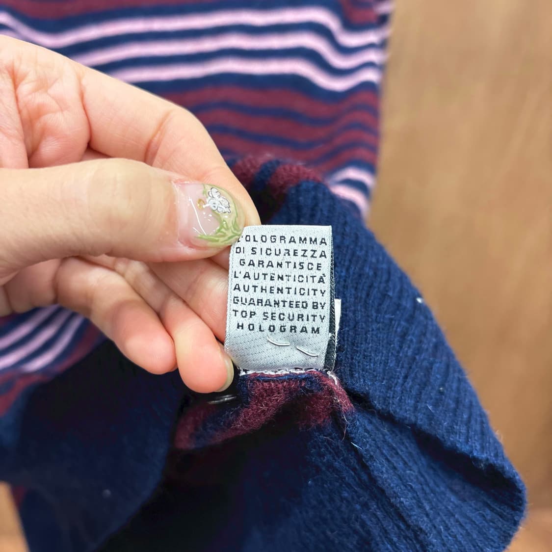 돌체앤가바나 긴팔 카라 니트 멀티 스트라이프 패턴 로고 패치 네이비 레드 상품이미지8