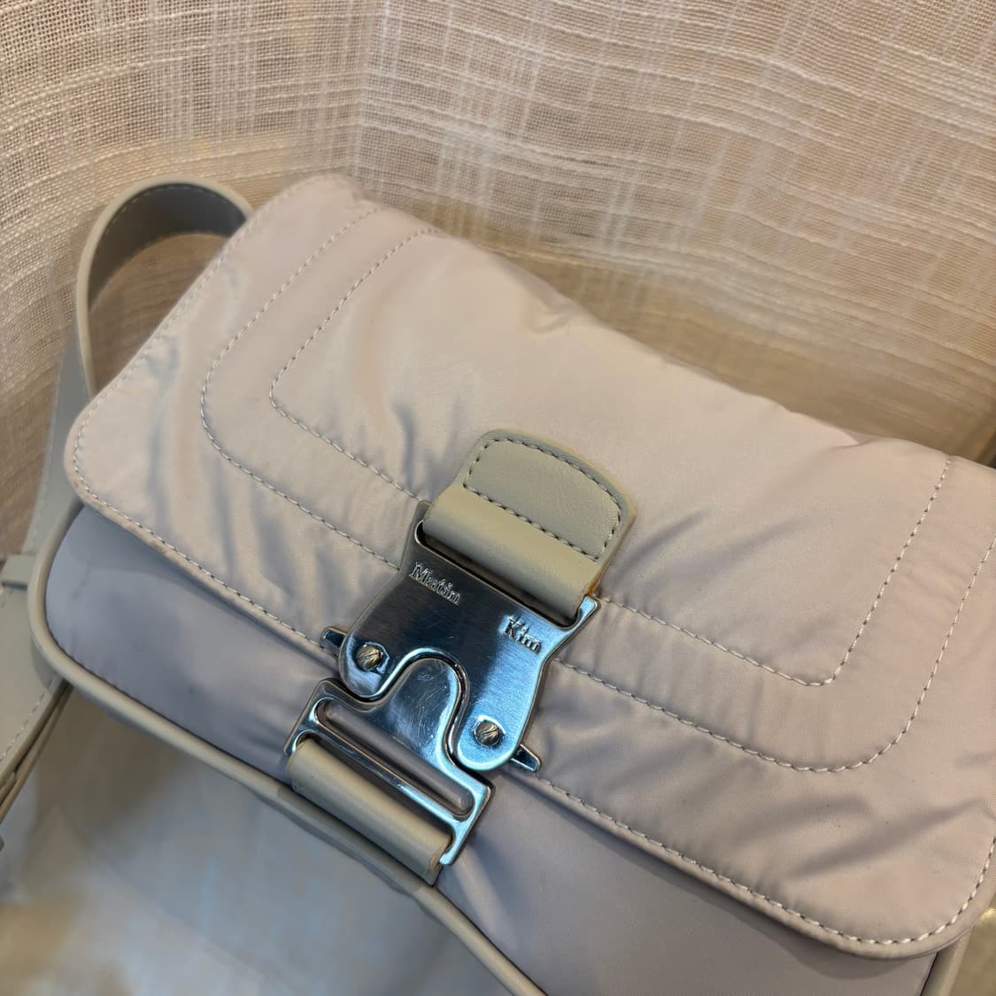 정품 마뗑킴 버클 크로스백     상품이미지5