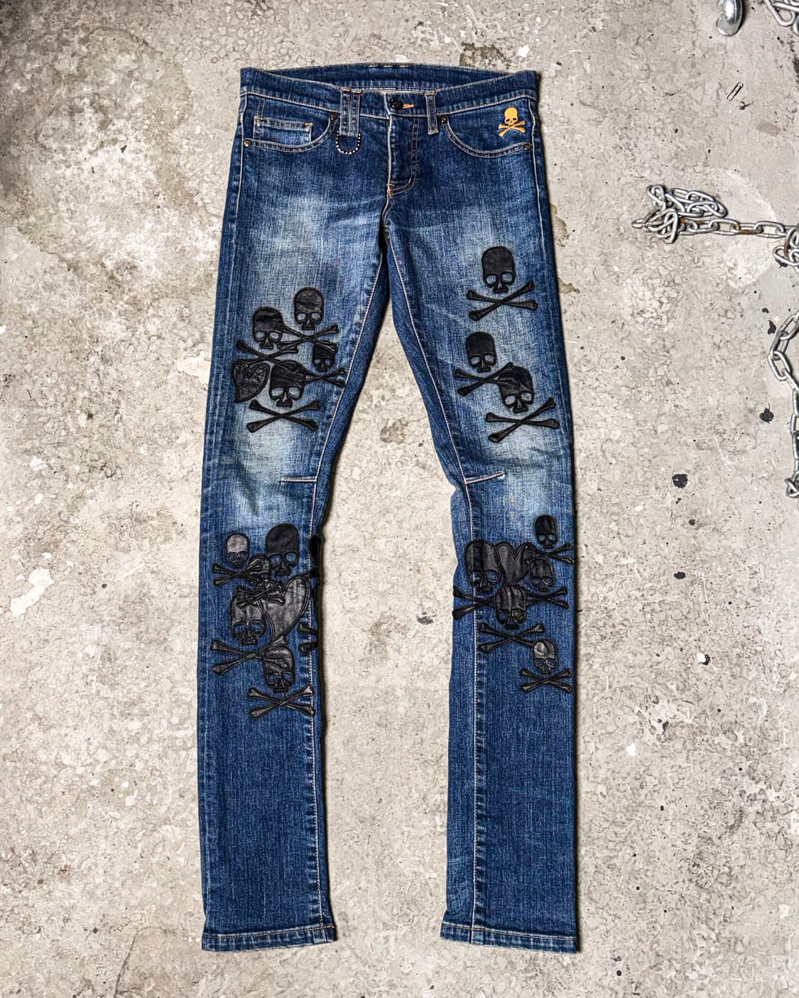 ROEN – Skull Leather Patch Denim Pants   상품이미지6