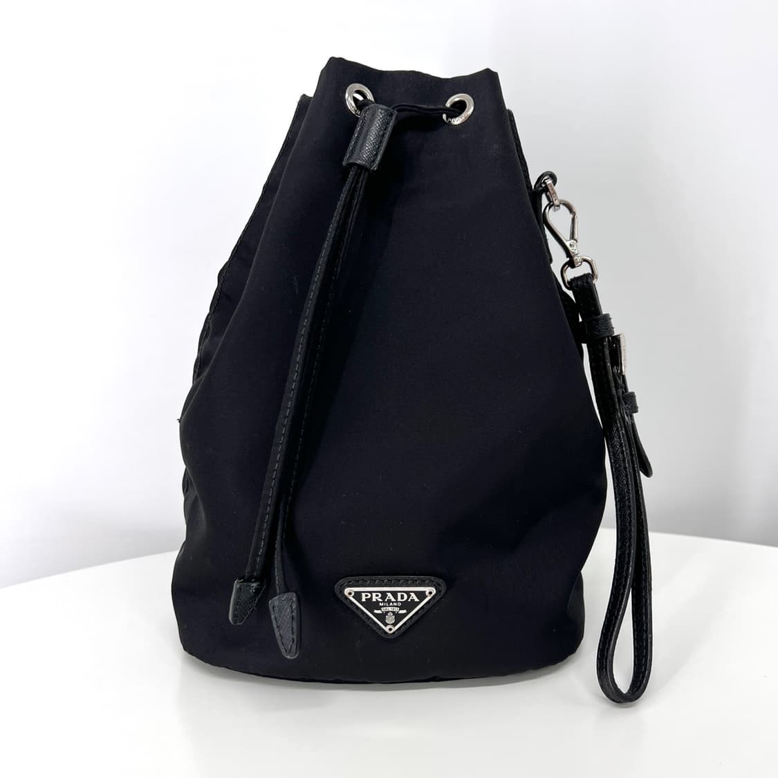 프라다 나일론 삼각로고 버킷 파우치 블랙 상품이미지1