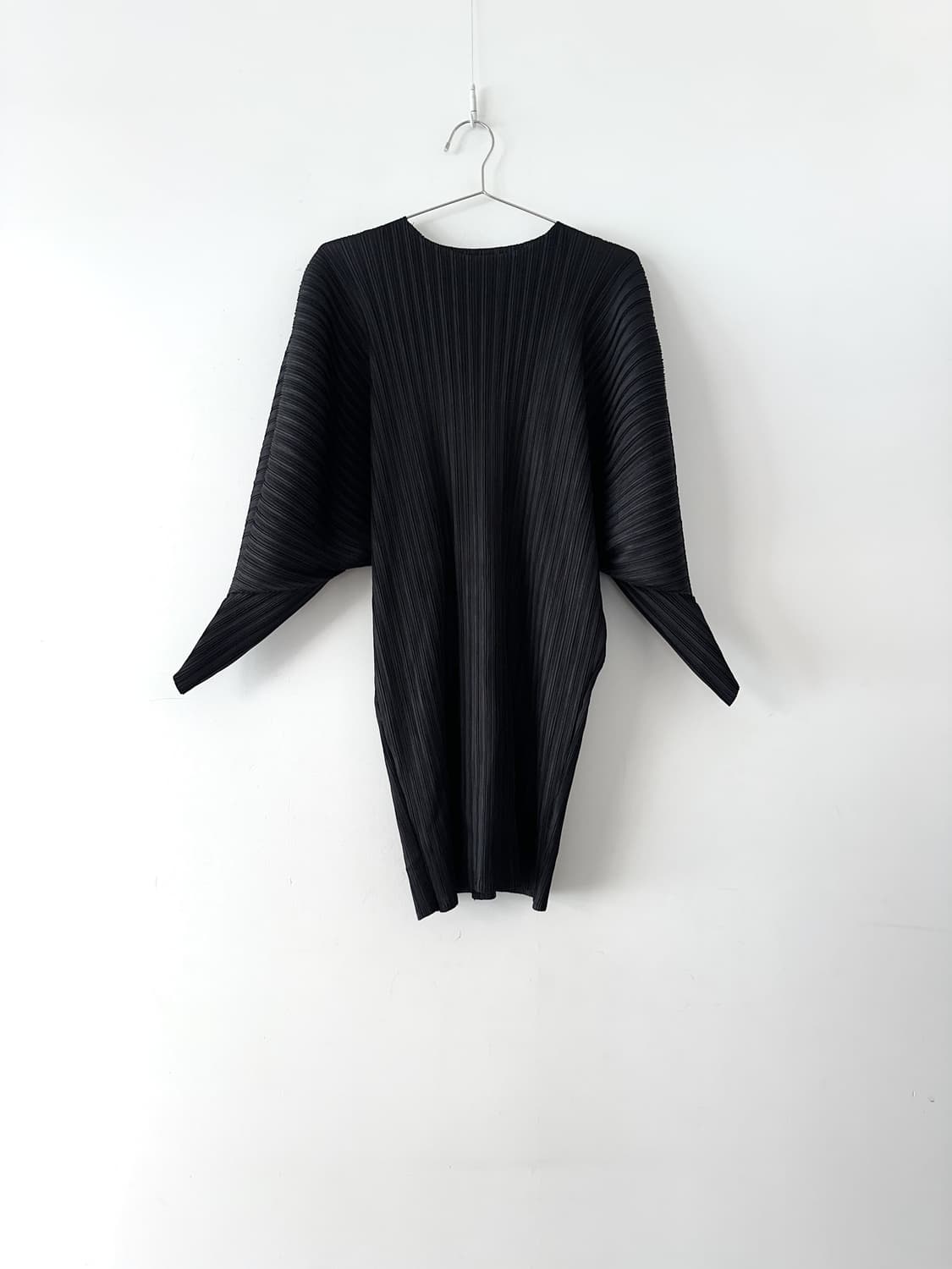 Dark batwing pleats top 상품이미지1