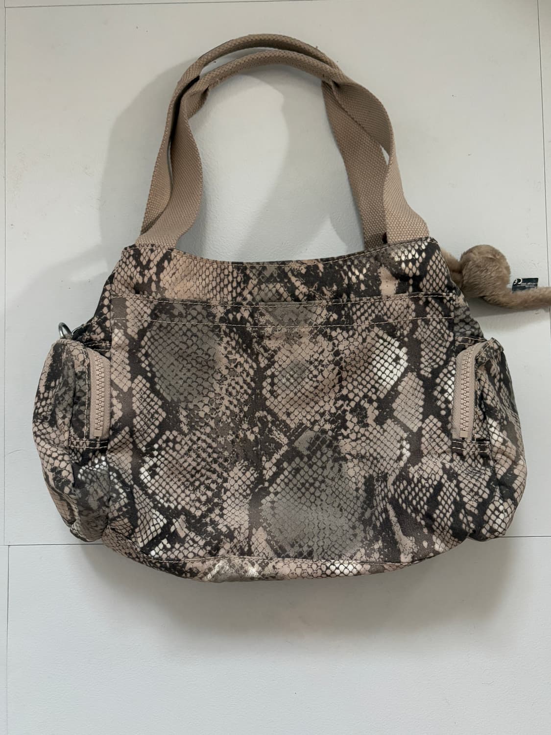 • Kipling snake pattern gray shoulder ba 상품이미지3