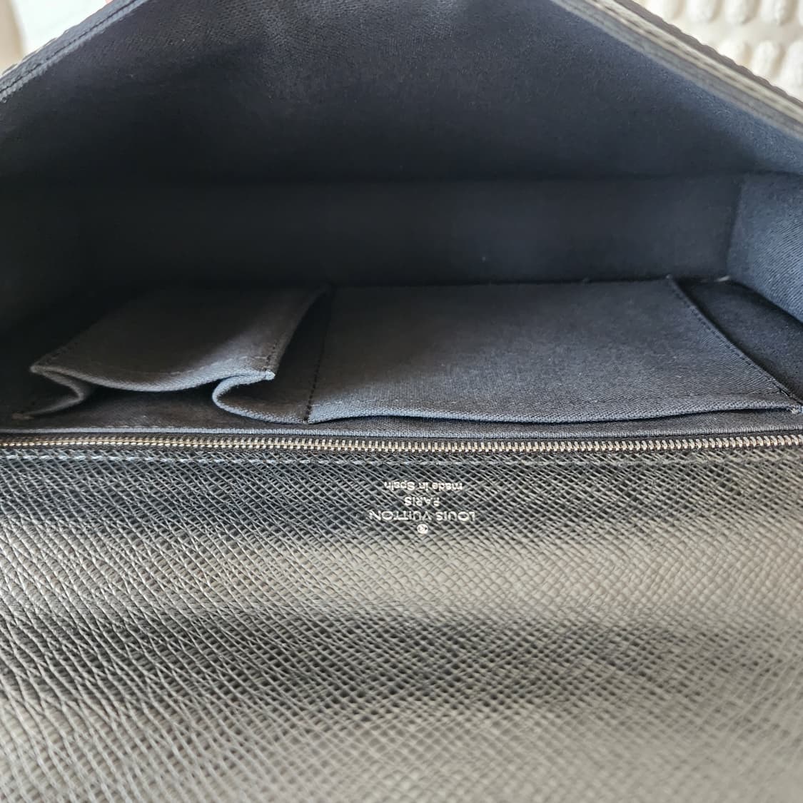 초민트급 루이비통 타이가 벨라야 클러치백 블랙 상품이미지9