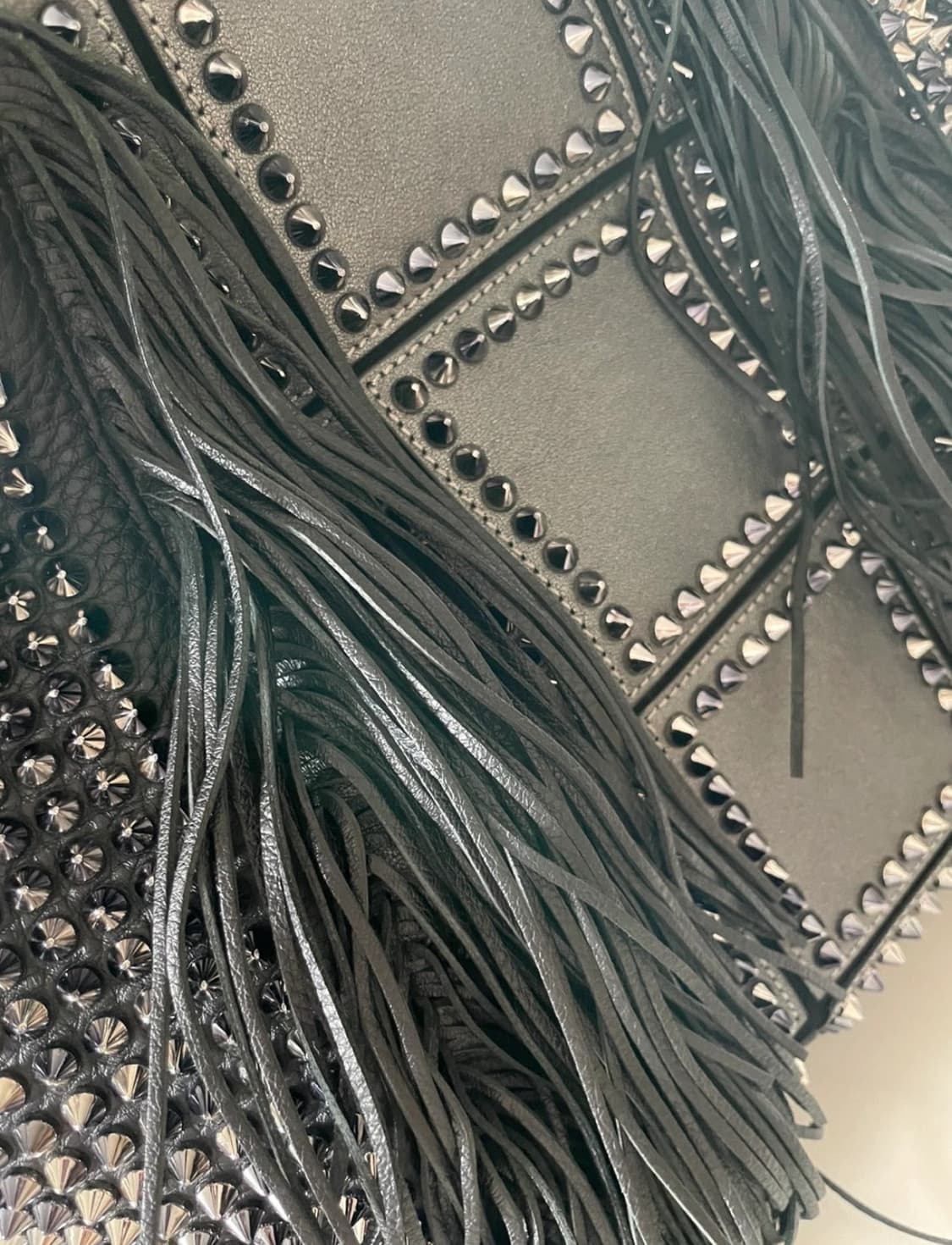 루부탱 스터드 숄더백 상품이미지3