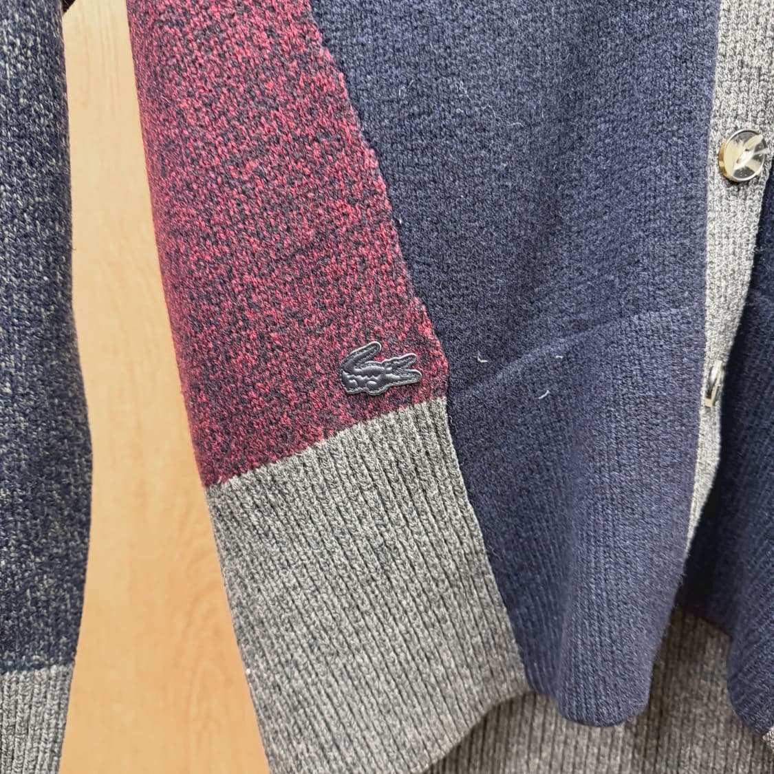 라코스테 브이넥 니트 가디건 와인 그레이 배색 레더 로고 탭 네이비 상품이미지6