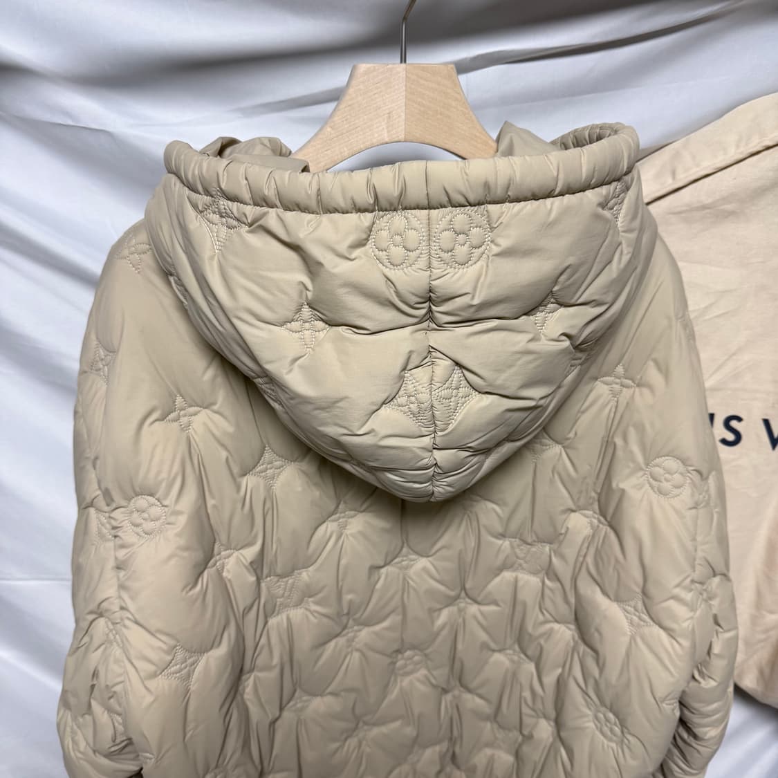 [S+급/50] 24FW 루이비통 모노그램 퀄티드 후드 패딩 자켓 베이지 상품이미지5