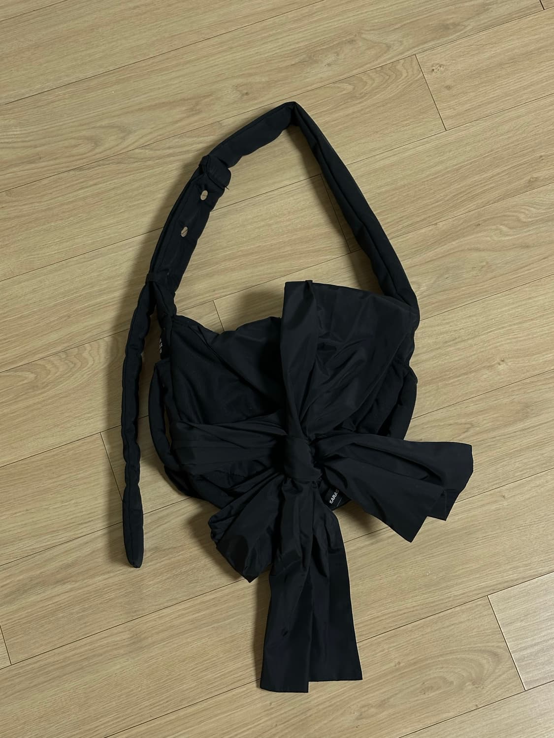 이우가마카라스 노티드 미니 패딩백 상품이미지1
