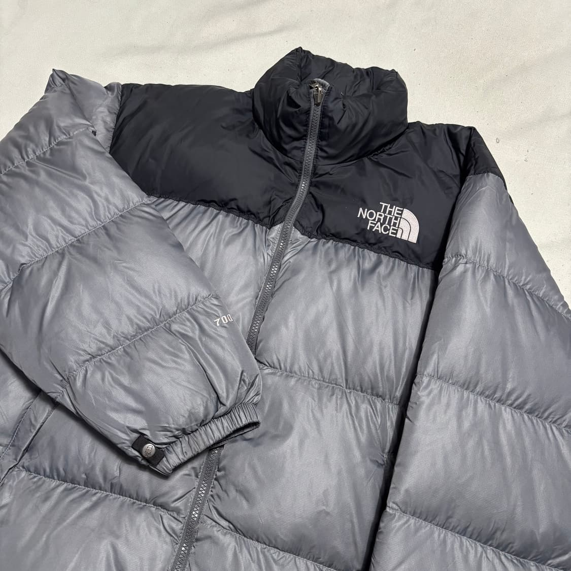 105 노스페이스 700 블랙 그레이 눕시 패딩 상품이미지1