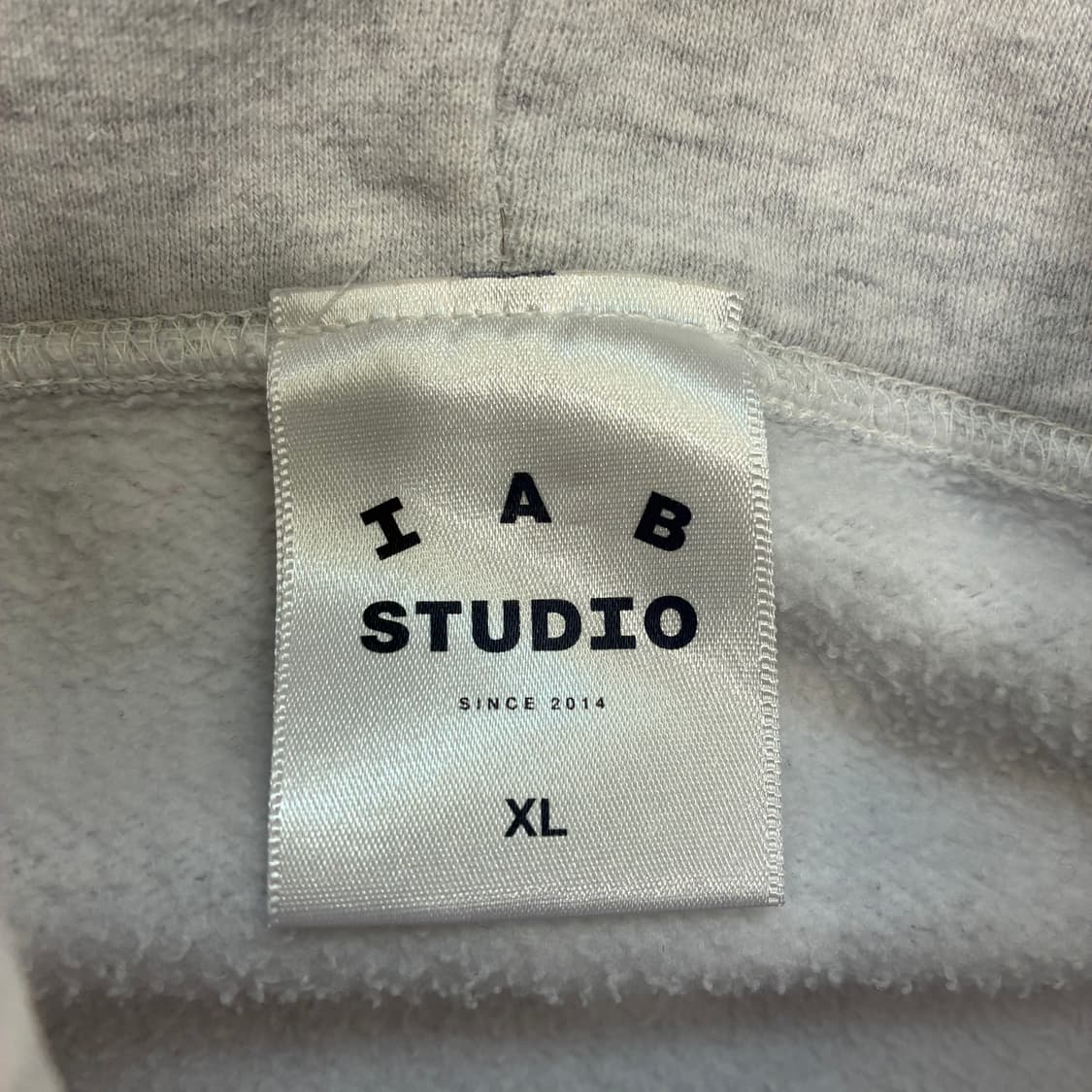 IAB studio  아이앱 스튜디오 베이직 빅로고 라이트그레이 후드티  상품이미지6