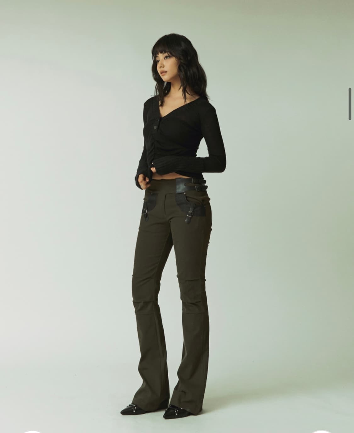 비데블 시보리 배색 니트 티 블랙 (카리나 착용) 상품이미지5