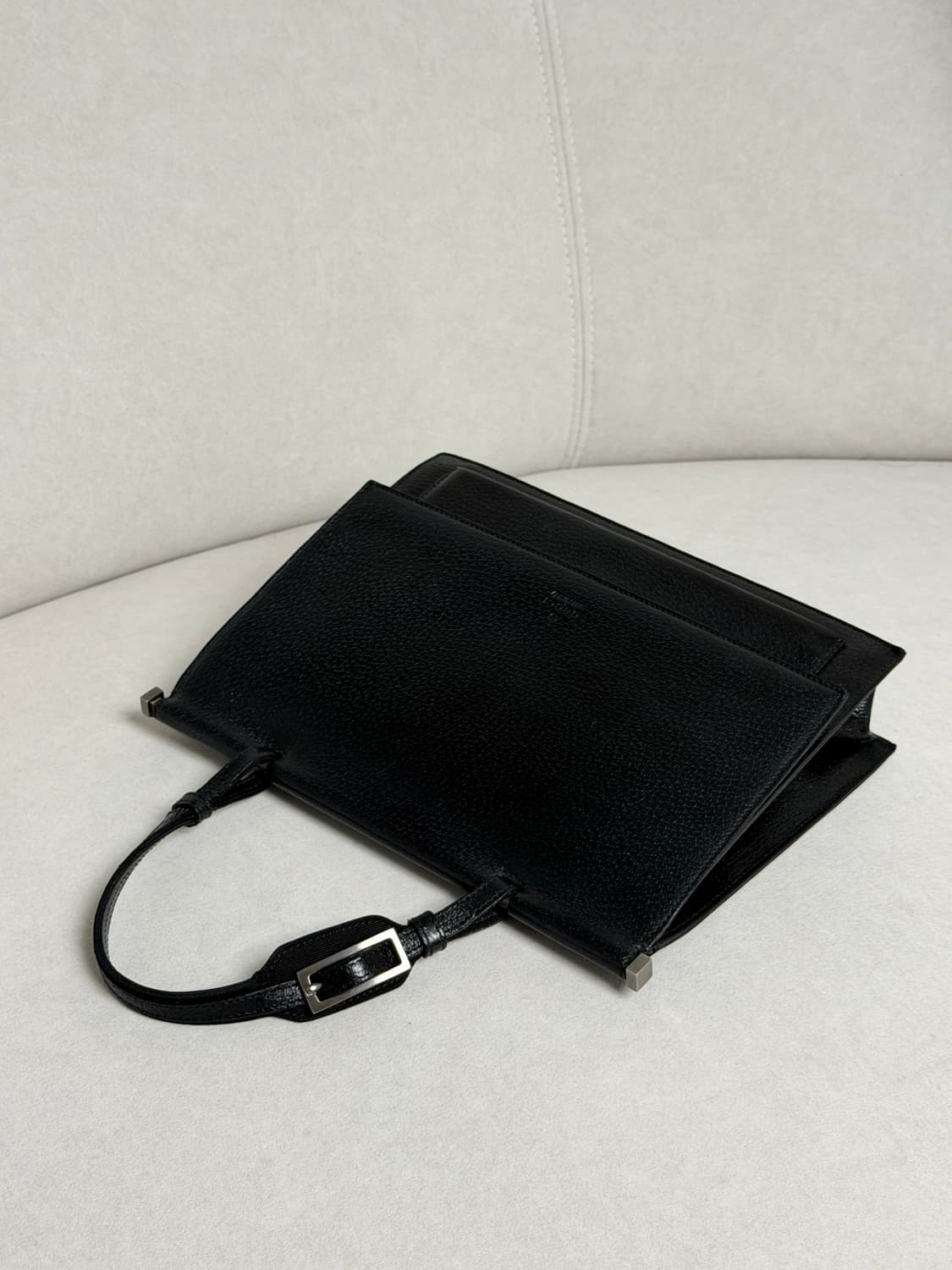 구찌 텍스처드 레더 메탈 바 탑 핸들 토트백 상품이미지6