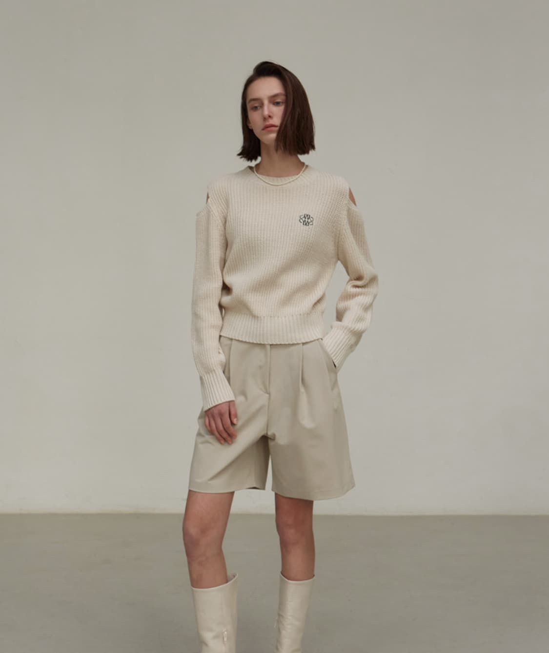 닉앤니콜 SHOULDER CUT OUT KNIT_LIGHT BEIGE 상품이미지1